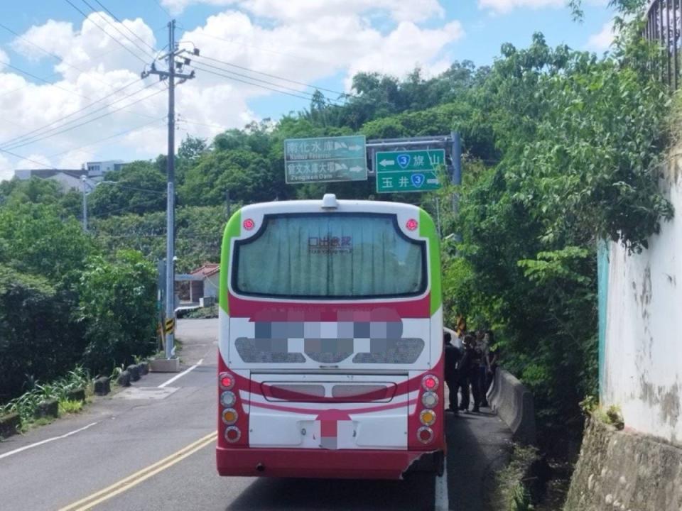 一輛停放在高雄市燕巢區的遊覽車，昨日上午被小偷偷走。（圖：岡山分局提供）