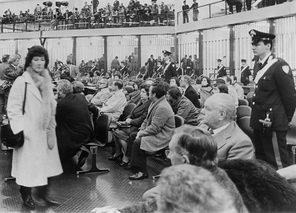 Pise le 10 février 1986, cette photo d’archive dévoile la foule présente dans la salle d’audience-bunker d’une prison sicilienne, où s’est tenu le maxi-procès de Palerme. 