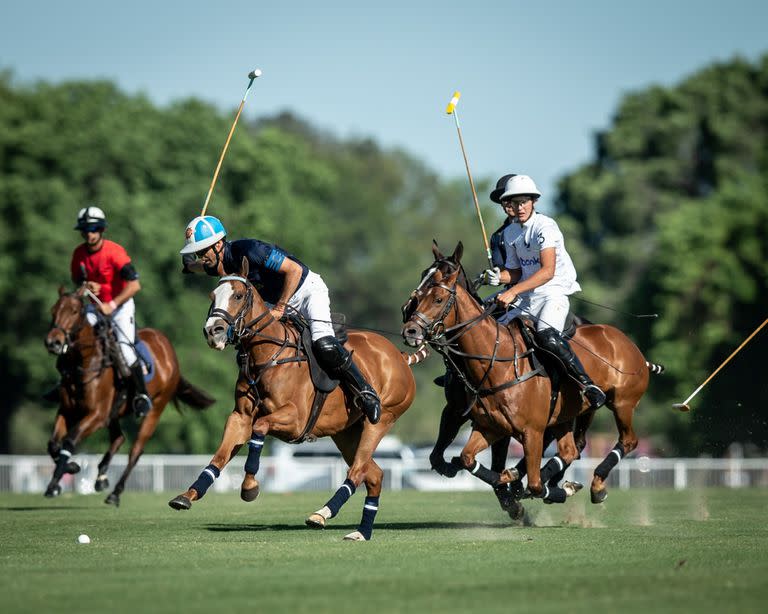 Adolfo Cambiaso, de alto nivel frente a La Ensenada, se apresta a pegar delante de Juan Martín Zubía, el novio de su hija; en el Abierto de Hurlingham, una consistente victoria de La Dolfina, que no sufre bajas en esta Triple Corona.