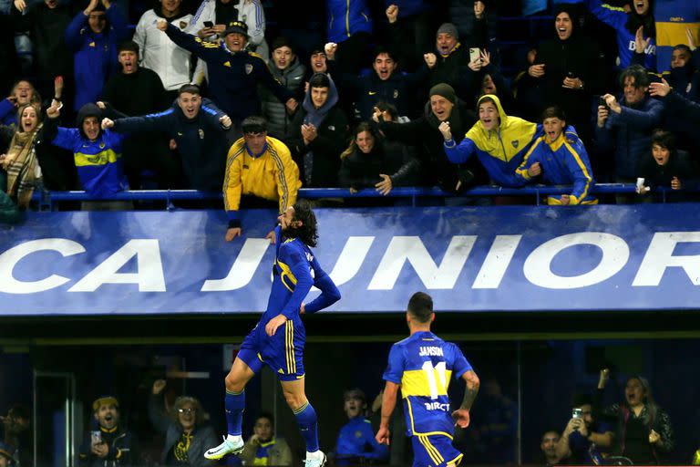 Una imagen de Premier League: Edinson Cavani, el salto y la gente de fondo; aunque intermitente, Boca le ganó justamente a Platense en su estreno por la Copa de la Liga Profesional.