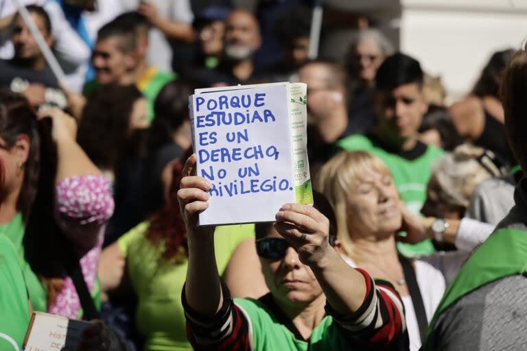 Concentración en plaza Houssay para marchar a Plaza de Mayo contra el recorte presupuestario en las universidades