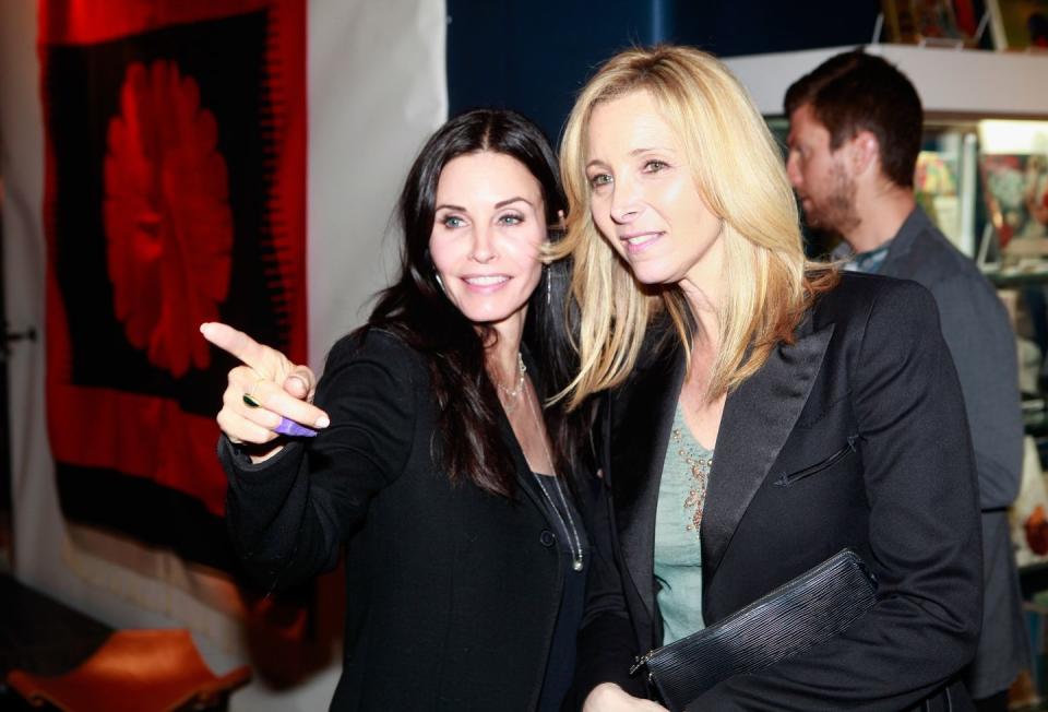 <p>Former flatmates Monica and Phoebe joined forces in Santa Monica to attend a gallery opening night.</p>