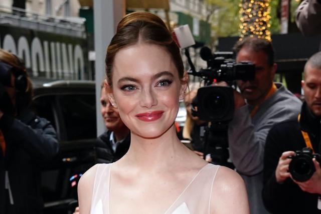 Met Gala 2022 Red Carpet: Emma Stone Embraces 1920s Flapper Girl Avatar to  Leave Fashion Police Impressed!