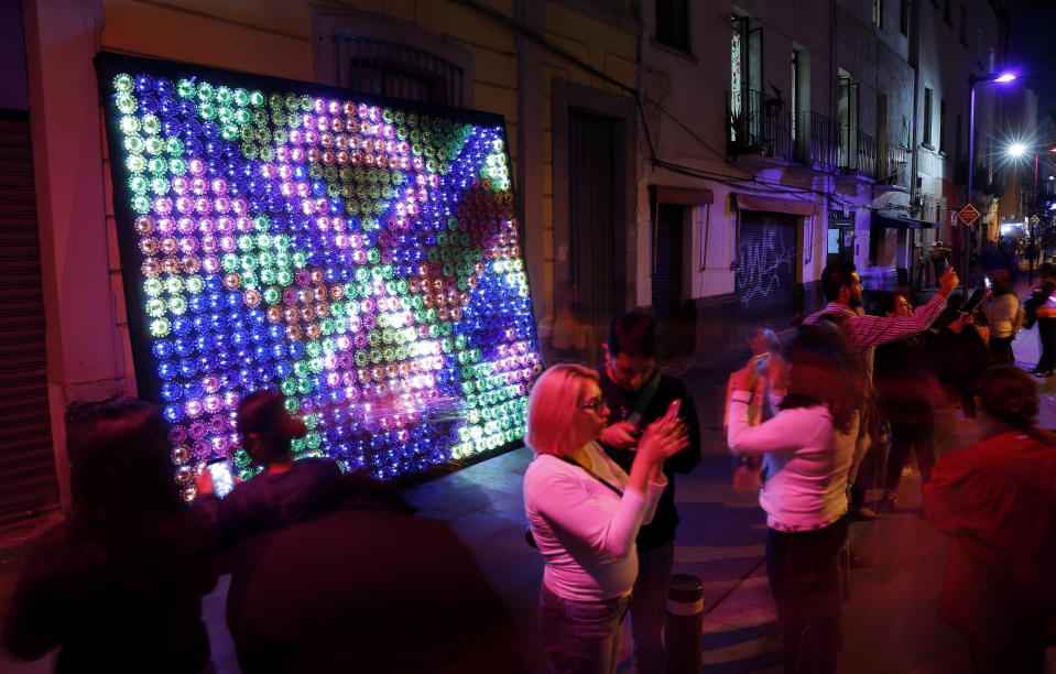 <p>MEX01. CIUDAD DE MÉXICO (MÉXICO), 16/11/2017.- Personas visitan el Festival Internacional de Las Luces (FILUX) que inicia hoy, jueves 16 de noviembre de 2017, donde a través de un recorrido de 4 noches miles de personas podrán observar creaciones realizadas con luz, proyecciones monumentales, esculturas de luz, iluminación arquitectónica, entre otras obras, en Ciudad de México (México). EFE/José Méndez </p>