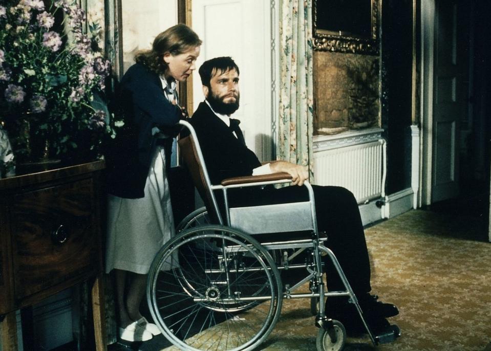 <p>Dabei hätten die Macher vorgewarnt sein müssen: Als Day-Lewis im Biopic "Mein linker Fuß" (1989) den spastisch gelähmten Künstler Christy Brown verkörperte, verharrte er auch während der Drehpausen im Rollstuhl, brach sich wegen seiner verdrehten Haltung zwei Rippen und ließ sich füttern. (Bild: teleschau / Archiv)</p> 