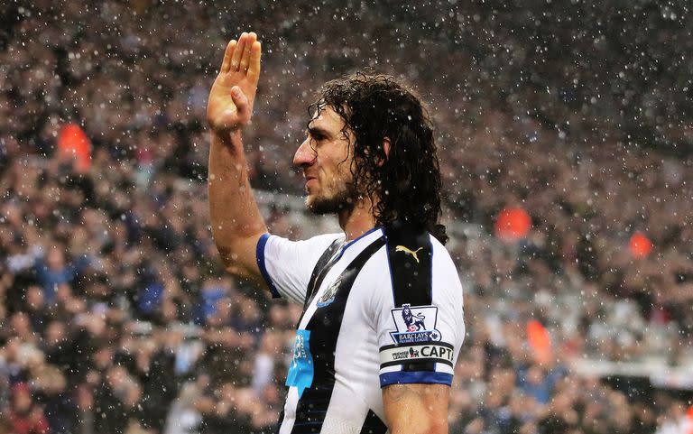 La cinta de capitán, el gesto de liderazgo, el saludo frente a la tribuna de St James Park; "Llevar el brazalete es como un título honorífico en Inglaterra", cuenta Coloccini