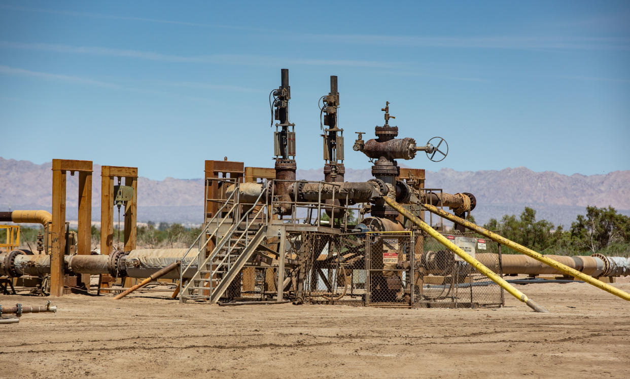 The John L. Featherstone Hudson Ranch Power 1 geothermal facility is built on flat land, with mountains in the distance.