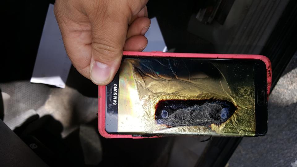 En esta fotografía del viernes 7 de octubre de 2016, Andrew Zuis, de Farmington, Minnesota, muestra el teléfono de cambio Galaxy Note 7 de Samsung que pertenecía a su hija Abby, de 13 años, y que se había derretido horas antes en la mano de la menor (AP).