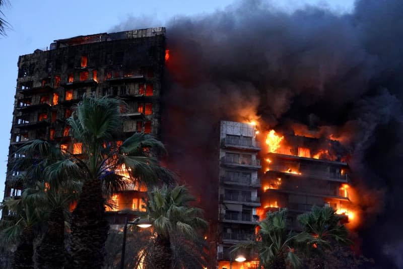 Flames destroy a high-rise building in the Campanar district. According to the emergency services, the fire broke out in an apartment on the fourth floor and spread rapidly. Eduardo Manzana/EUROPA PRESS/dpa