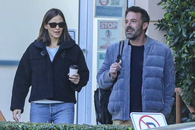 <p>Juliano/X17online.com</p> Jennifer Garner and Ben Affleck walking in Santa Monica
