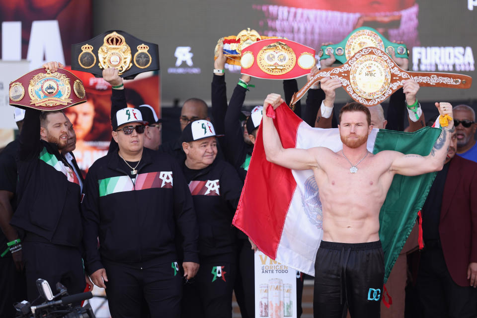 El campeón indiscutible del peso supermedio, Canelo Álvarez, posa en el escenario durante su pesaje oficial en Toshiba Plaza el 3 de mayo de 2024 en Las Vegas, Nevada. Álvarez defenderá sus títulos ante Jaime Munguía en el T-Mobile Arena de Las Vegas el 4 de mayo de 2024. (Foto de Christian Petersen/Getty Images)