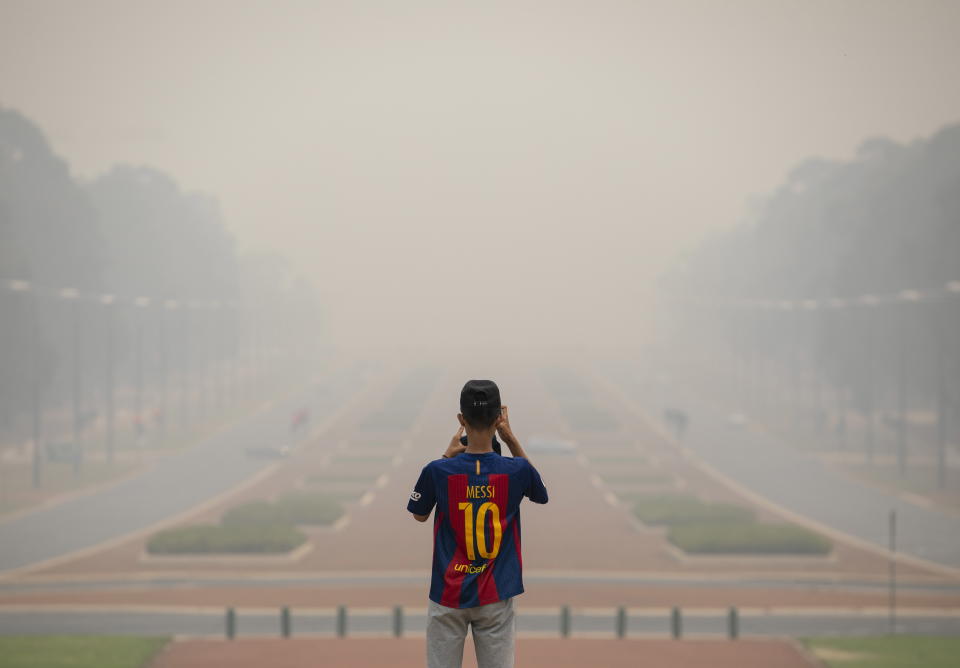 A tourist takes pictures of the haze in Canberra on January 2. Source: AAP