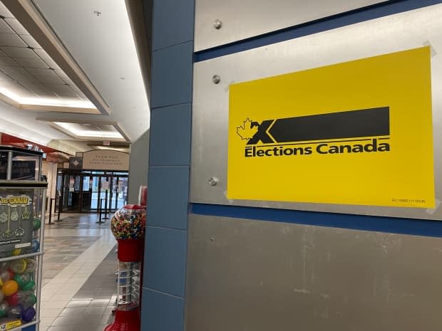 A sign points to an Elections Canada office set up in Yellowknife's Centre Square Mall on Sept. 15. Anyone in self-isolation due to COVID-19 will not be allowed to visit a polling station Monday.  (Sara Minogue/CBC - image credit)