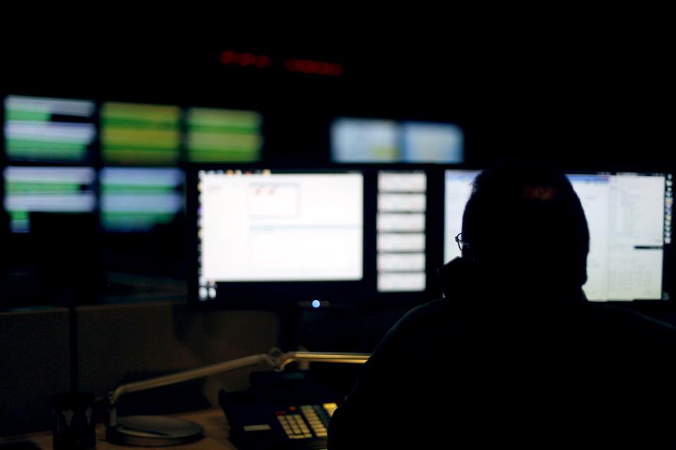 A cybersecurity expert monitors telecommunications traffic at a network operations center in a Verizon facility in Ashburn, Virginia. (REUTERS/Jonathan Ernst/Files)