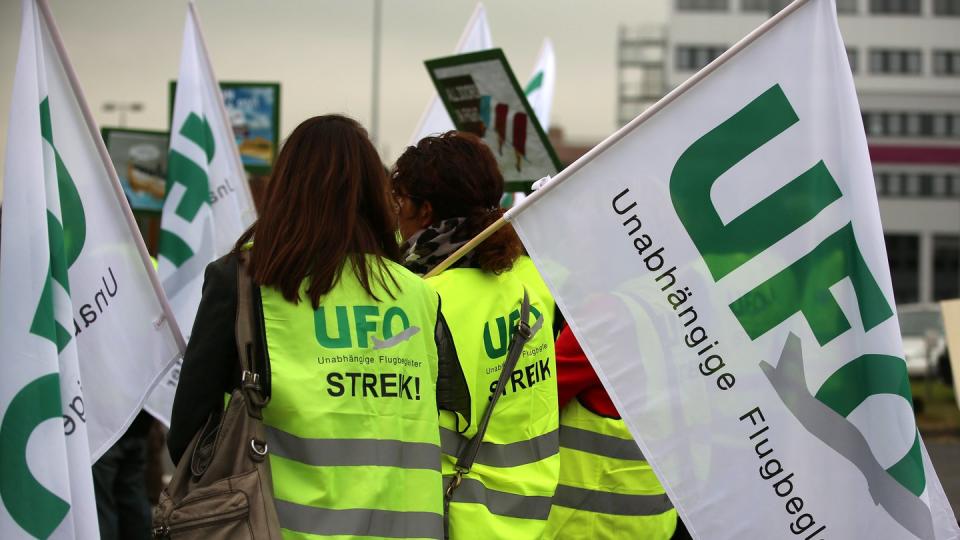 Flugbegleiter mit Fahnen der Gewerkschaft Ufo bei einer Kundgebung. Die Wahl des aktuellen Ufo-Vorstandes ist gerichtlich für «schwebend ungültig» erklärt worden. Foto: Oliver Berg