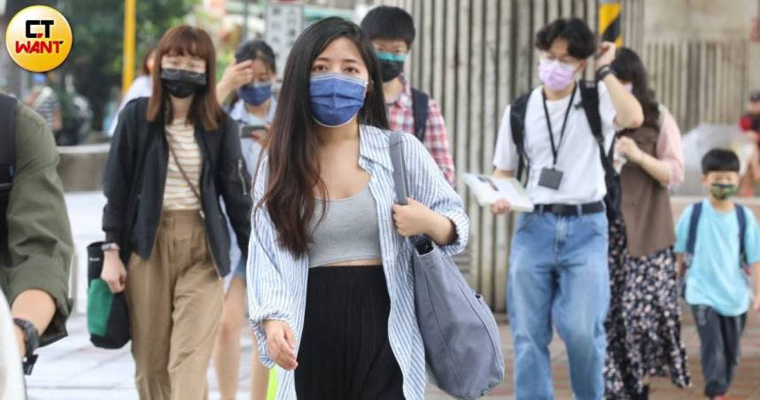 今天（12日）鋒面逐漸往北移動，降雨逐漸趨緩。（示意圖／侯世駿攝）