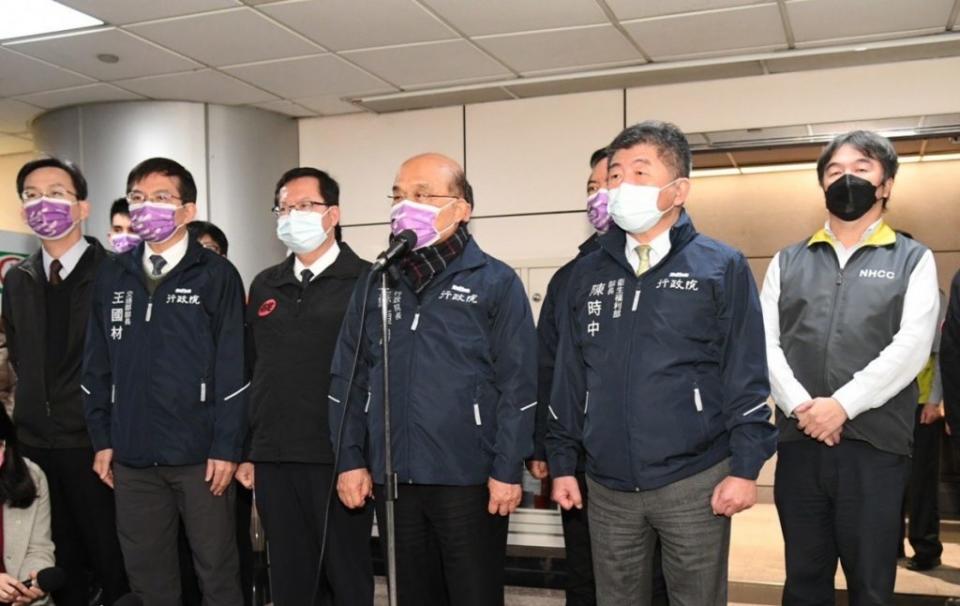 行政院長蘇貞昌視察桃園國際機場防疫措施，表示不會參加選舉晚會。 　　　　　　　　　　　　　　　　　　　　（行政院提供）