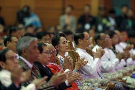 Myanmar's Aung San Suu Kyi claps after Myanmar's Commander-in-Chief Senior General Min Aung Hlaing's speech during talks between the government, army and representatives of ethnic armed groups over a ceasefire to end insurgencies, in Naypyitaw January 12, 2016. REUTERS/Soe Zeya Tun