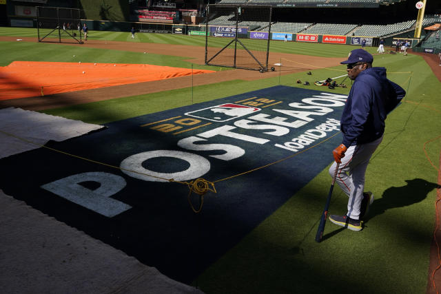 Houston Astros manager Dusty Baker Jr. (12) waves to the crowd before the  MLB game between the New York Yankees and the Houston Astros on Thursday,  Ju Stock Photo - Alamy