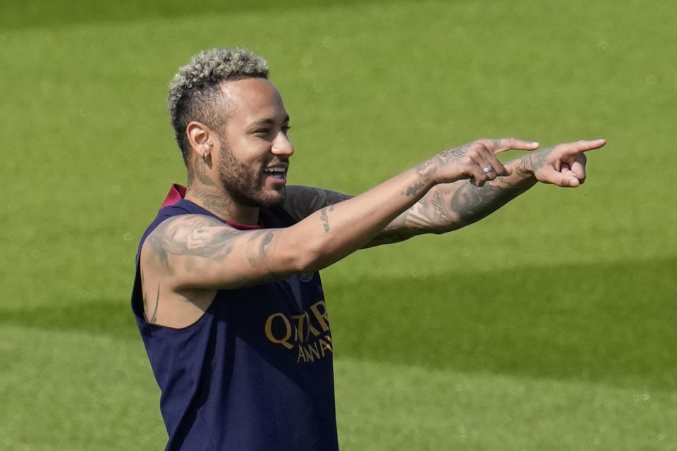 El delantero brasileño Neymar durante un entrenamiento del Paris Saint-Germain, el jueves 20 de julio de 2023, en las afueras de París. (AP Foto/Christophe Ena)