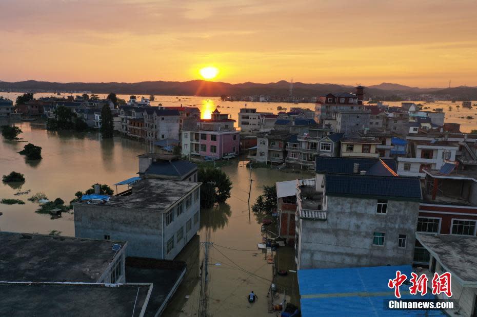 中國境內連日暴雨，造成鄱陽湖周遭住戶房屋淹沒，街道變成河流。   圖：翻攝中新網
