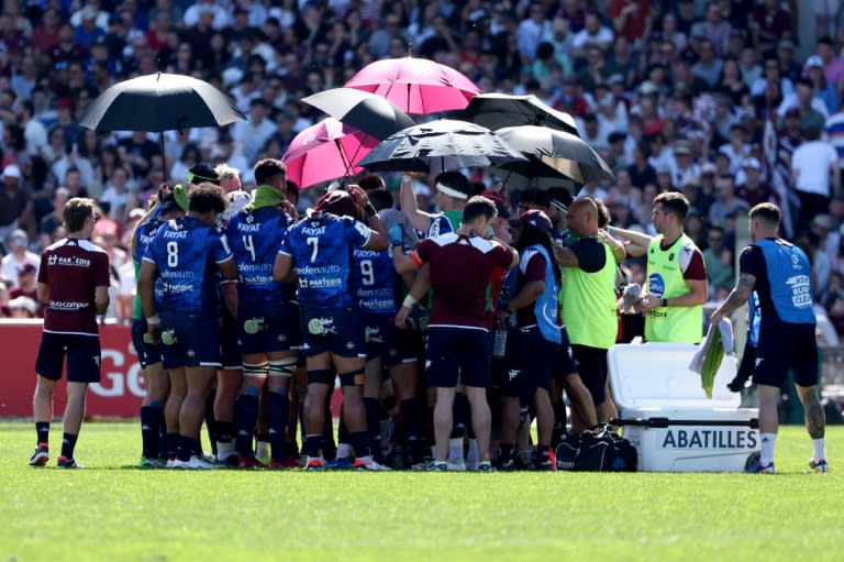 Bordeaux-Begles' players stand under umberallas during the Quins loss (ROMAIN PERROCHEAU)