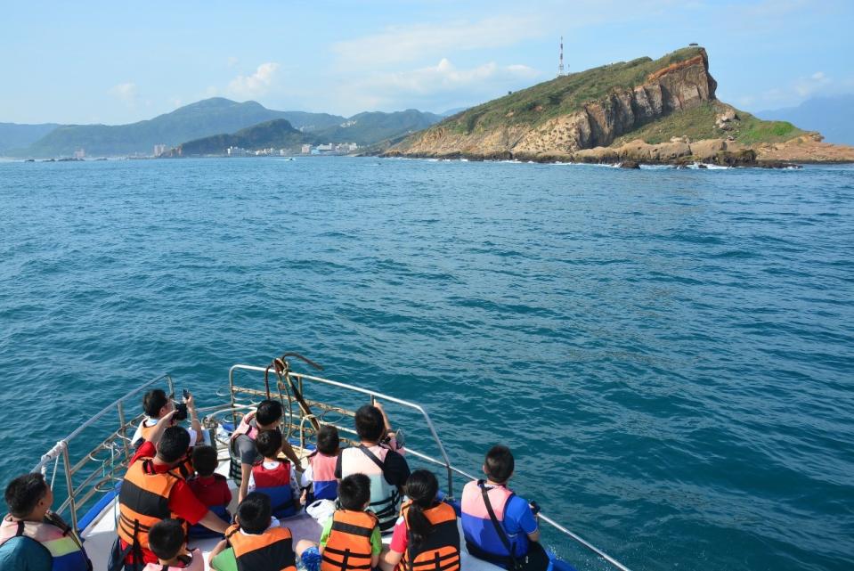 捕蟹樂悠悠體驗活動可從海上欣賞野柳斜面山奇特地質風貌。   圖：新北市政府／提供