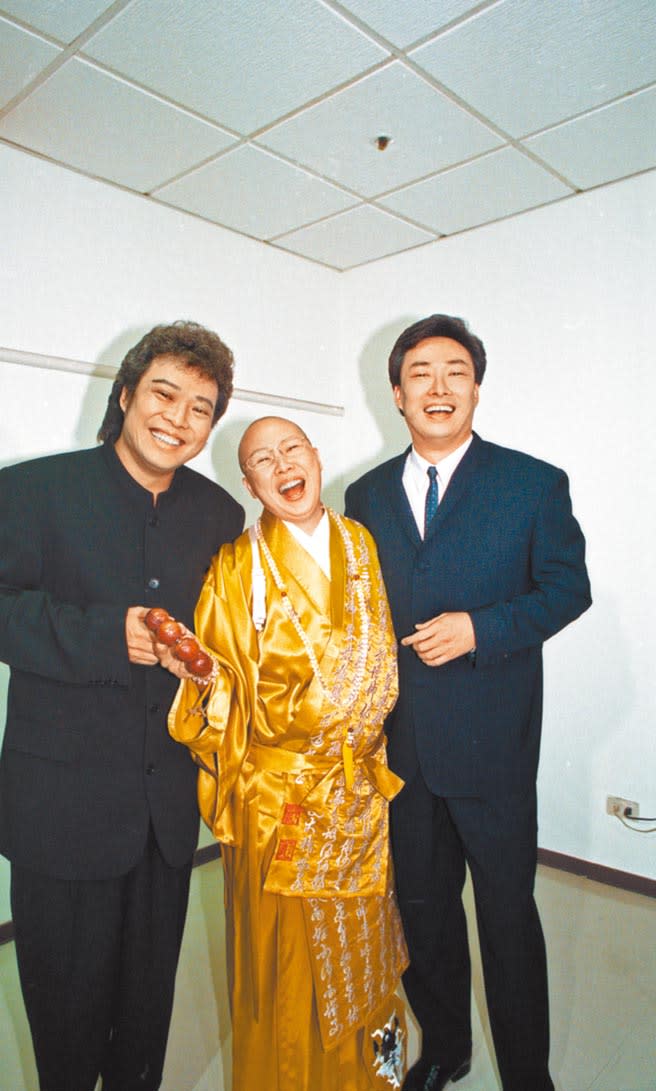 張菲（左起）、恆述法師以及費玉清是演藝圈出名3姊弟，過去曾同台帶給大家歡樂。（資料照片）