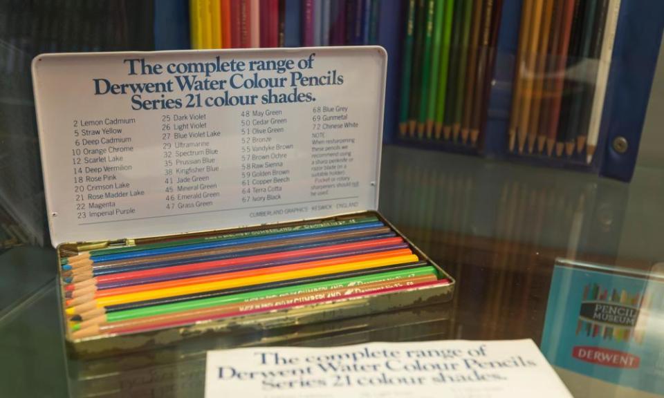 Un viejo cuadro de lápices de colores en el Museo del Lápiz de Keswick, Cumbria, Inglaterra