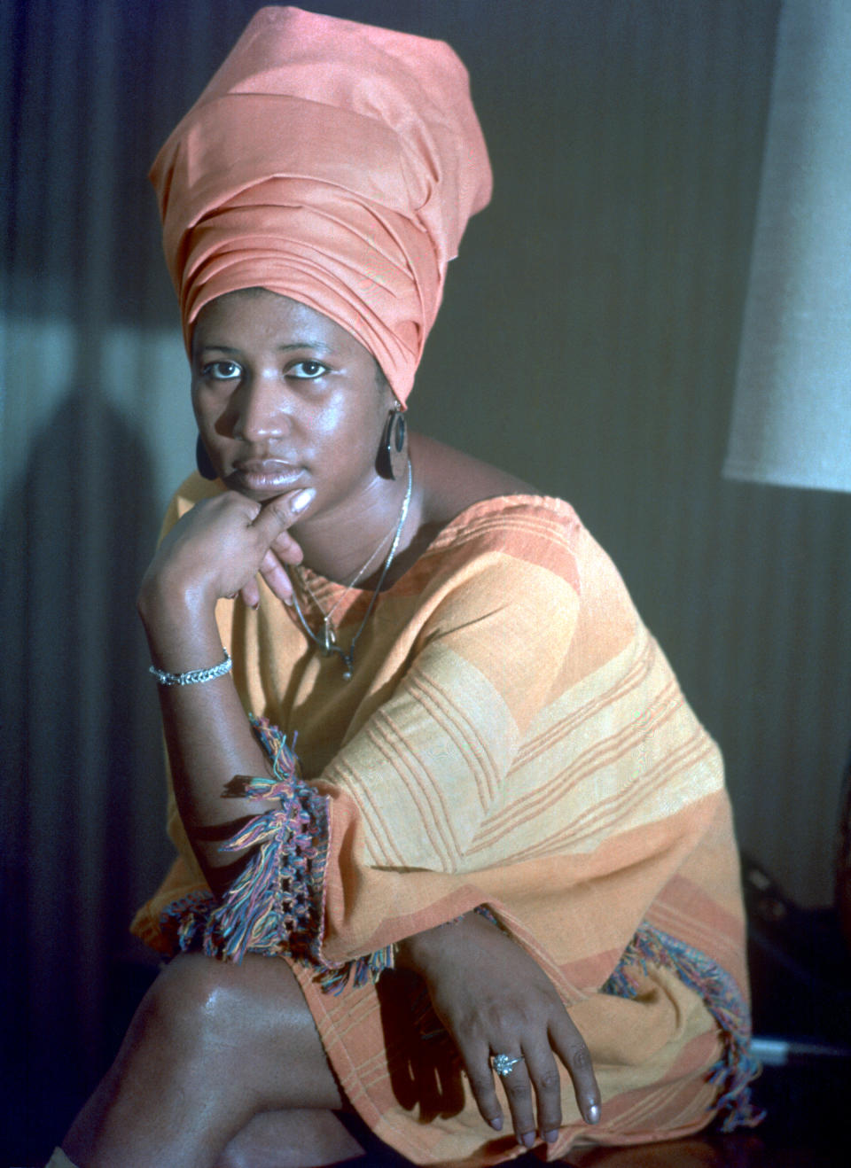 <p>Aretha Franklin posiert in einem bunten Kaftan und einem hohen Turban für ein Porträt. (Foto von Michael Ochs Archives/Getty Images) </p>