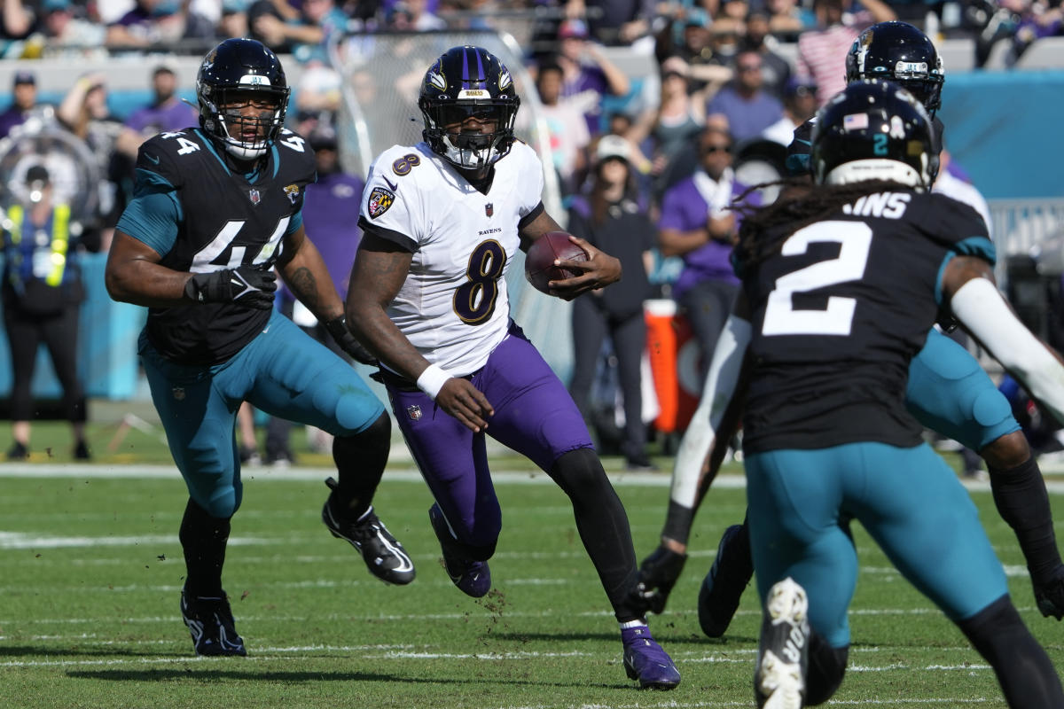 November 27, 2022: Baltimore Ravens quarterback Lamar Jackson (8) looks to  throw the ball during a game against the Jacksonville Jaguars in  Jacksonville, FL. Romeo T Guzman/CSM/Sipa USA.(Credit Image: © Romeo  Guzman/Cal