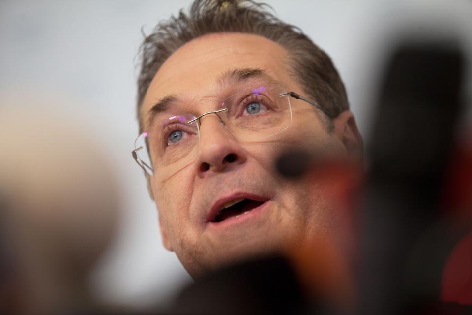 Heinz-Christian Strache tappte in eine Falle und tritt nun zurück (Bild: Getty Images)