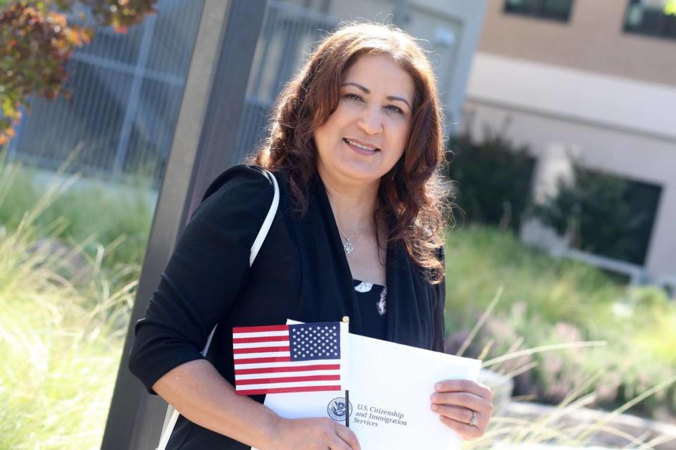 Esther Ceballos, quien es originaria del estado de Michoacán, fue una de las personas del Valle que tomaron juramento a la bandera de los Estados Unidos durante una ceremonia de naturalización el 31 de mayo en la oficina del USCIS en Fresno.