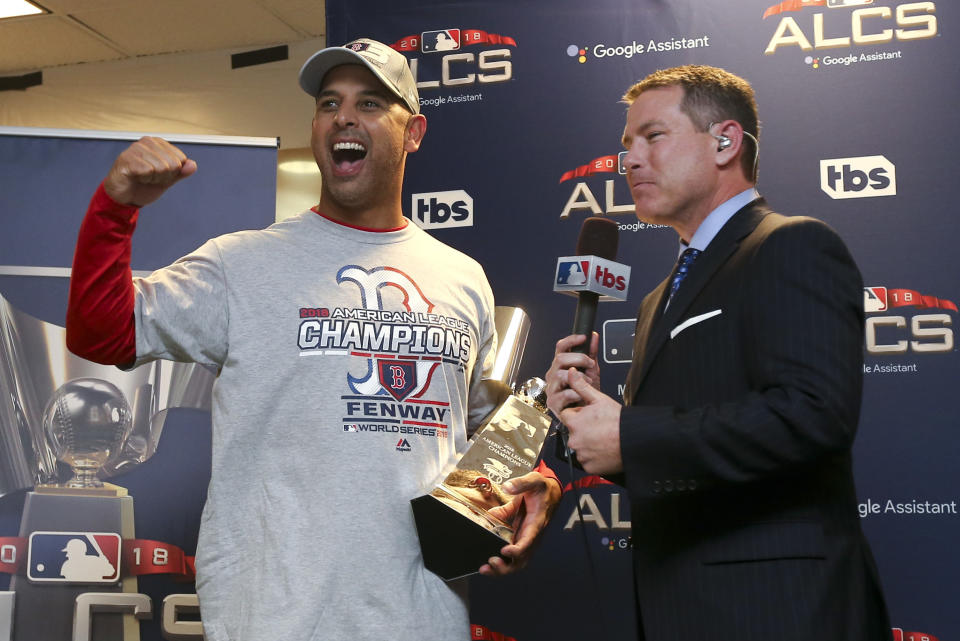 El manager de los Medias Rojas de Boston, Alex Cora, celebra con el trofeo William Harridge luego de vencer a los Astros de Houston 4-1 en la Serie de Campeonato de Liga Americana, el jueves 18 de octubre de 2018, en Houston. (Elsa Garrison/Getty vía AP, Pool)