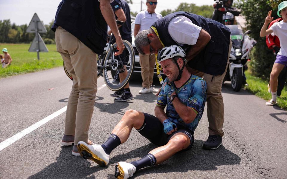 Mark Cavendish crash - Mark Cavendish abandons Tour de France with suspected broken collarbone