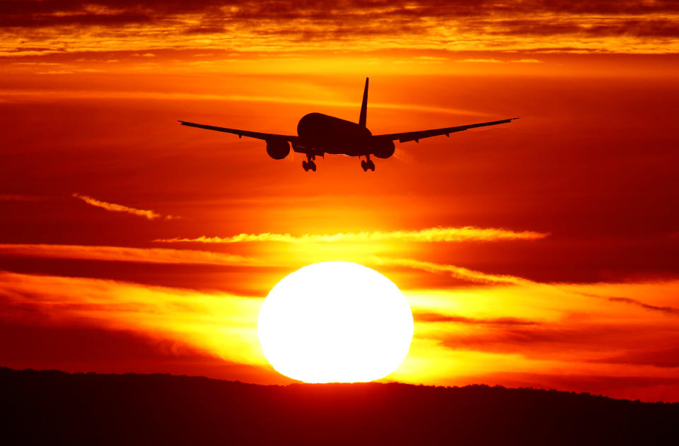 Un avión aterrizando en el aeropuerto Charles-de-Gaulle de París, en Francia. REUTERS/Christian Hartmann