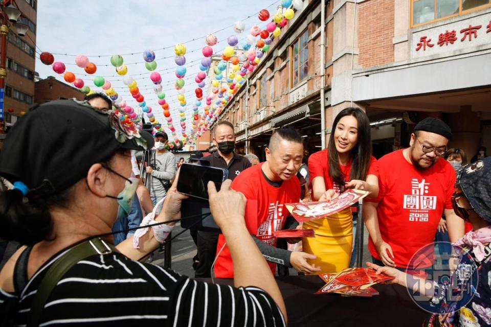 隋棠（右2）到台北年貨大街宣傳賀歲新片《詐團圓》。（本刊資料照）