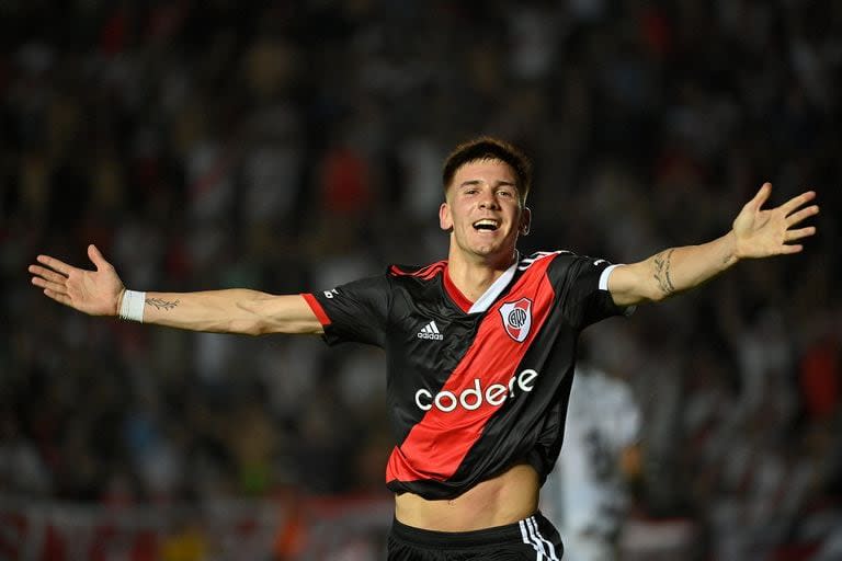 Franco Mastantuono se transformó en el goleador más joven de la historia de la primera división de River; consiguió un tanto frente a Excursionistas a los 16 años, 5 meses y 24 días.