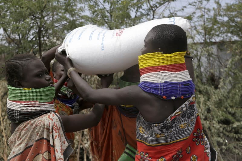 2022年7月23日，肯亞北部卡丘達村（Kachoda）村民領取美國國際開發署援助的糧食（美聯社）