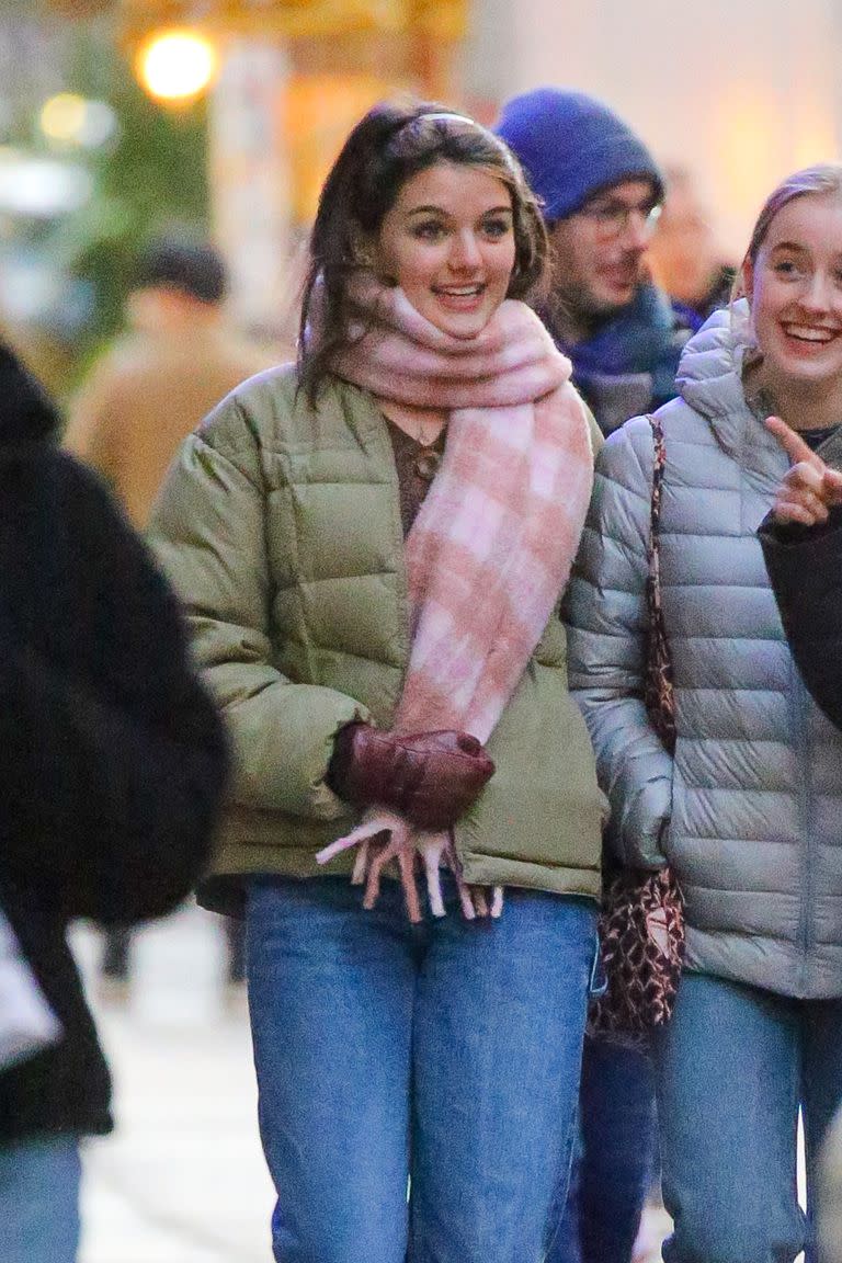 Suri Cruise, hija de Katie Holmes y Tom Cruise, muy animada mientras pasaba la tarde con amigas en la ciudad de Nueva York