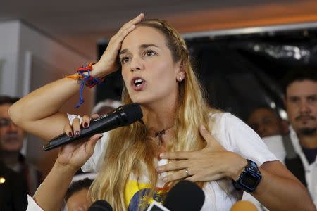 Lilian Tintori, wife of jailed opposition leader Leopoldo Lopez, speaks during a news conference in Caracas November 26, 2015. REUTERS/Carlos Garcia Rawlins