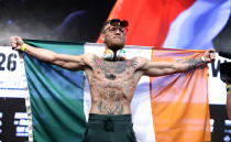 Boxer und MMA-Ikone Connor McGregor ist für sein großes Mundwerk berühmt. Bei einem Kampf in Dublin sorgte der Ire jedoch für einen Eklat, als er einen Ringrichter bedrohte. Das Pikante: McGregor war bei dem Fight selbst eigentlich nur Zuschauer, stürmte aber trotzdem den Ring. (Bild-Copyright: John Gurzinski/AFP)