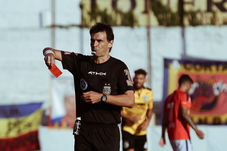 Germán Bermúdez en su desempeño como árbitro de la tercera categoría del fútbol argentino