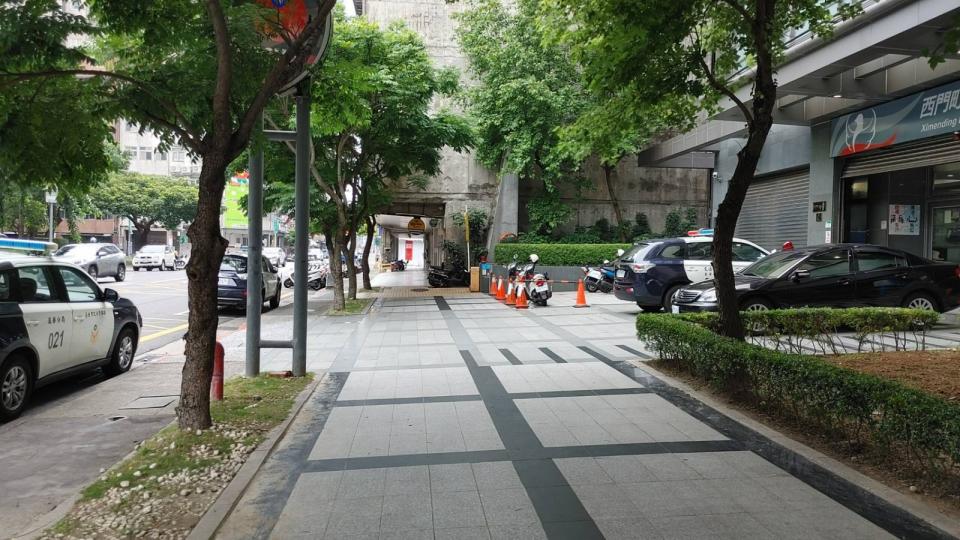 台北市萬華分局5月下旬改善後，已還給行人通行空間。洪敏隆攝