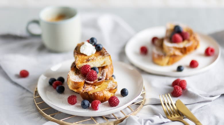 French toast with berries