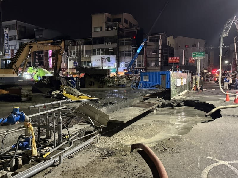 台南市中西區新建工地旁6日下午路面塌陷，連夜灌漿搶修。（中央社）