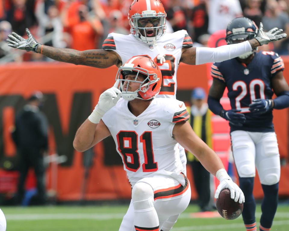 Cleveland Browns tight end Austin Hooper celebrates a touchdown catch with Rashard Higgins against the Chicago Bears on Sept. 26, 2021.