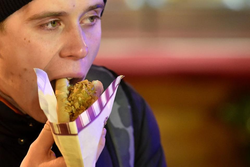 A man eats at a fast-food during the annual Christmas fair on Red Square in Moscow on Dec. 8, 2014. Photo for illustrative purposes. (Kirill Kudryavtsev/AFP via Getty Images)