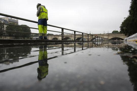 Thousands evacuated as floods batter Paris region