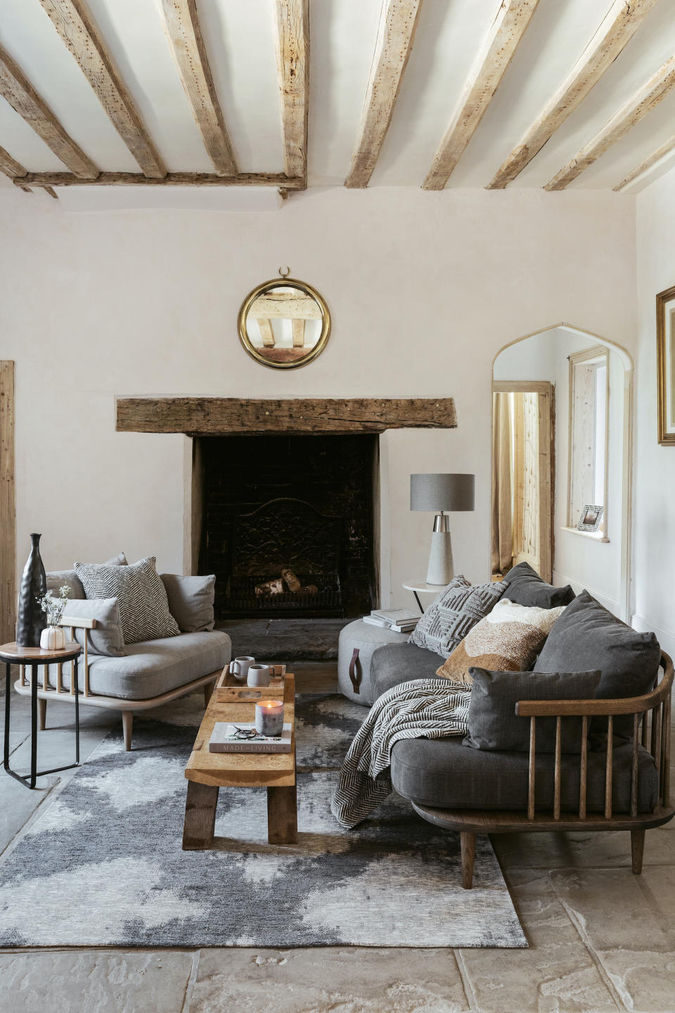 OPT FOR OAK IN A COUNTRY LIVING ROOM